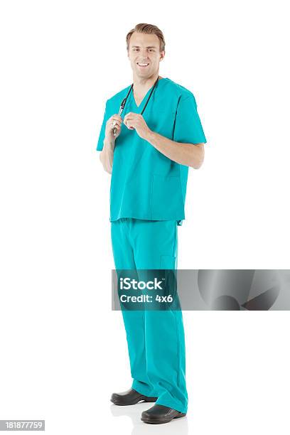 Lächelnd Healthcare Worker Stockfoto und mehr Bilder von Blick in die Kamera - Blick in die Kamera, Chirurg, Ein Mann allein