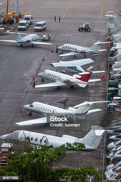 Private Kleinen Flugzeug Stockfoto und mehr Bilder von Firmenflugzeug - Firmenflugzeug, Stillstehen, Abschleppwagen