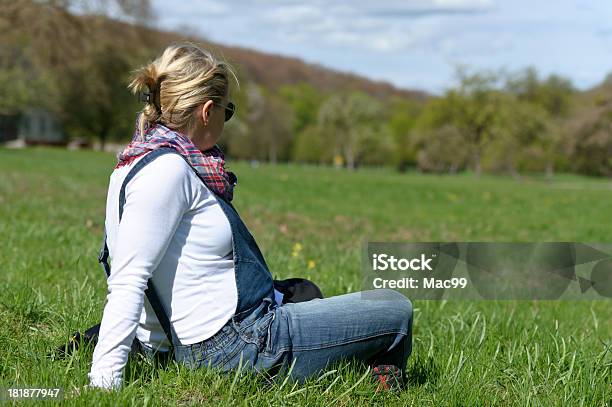 Mujer Embarazada Sentada Sobre Césped Foto de stock y más banco de imágenes de Actividad inmóvil general - Actividad inmóvil general, Actividades recreativas, Adulto