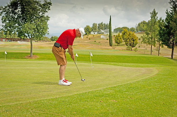 entraînement de putting - red flag flag sports flag sports and fitness photos et images de collection