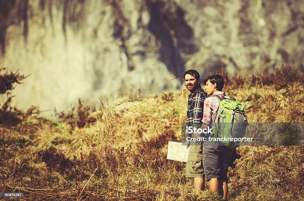 Assistência durante a caminhada na montanha - Foto de stock de 20 Anos royalty-free