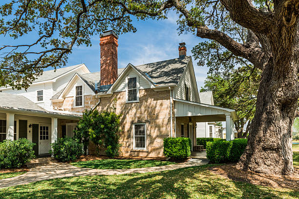 дом типа ранчо-lyndon b. johnson национальный исторический парк, штат техас - southern mansion стоковые фото и изображения