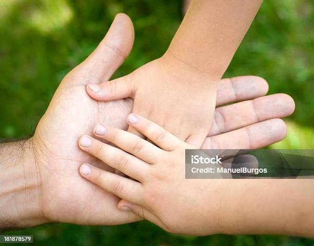 Foto de Família De Mãos e mais fotos de stock de Dar - Dar, Abraçar, Adoção
