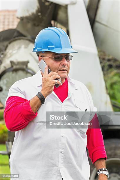 Trabajador De La Construcción En Un Teléfono Celular Foto de stock y más banco de imágenes de Accesorio de cabeza