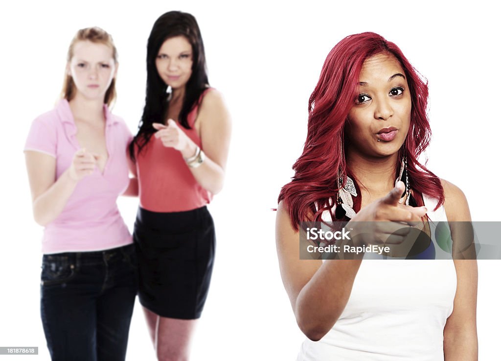 Trzy atrakcyjne młode kobiety pkt accusingly na kamerę - Zbiór zdjęć royalty-free (Białe tło)