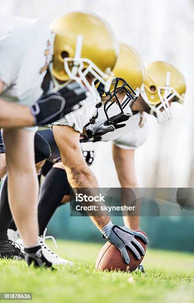 American Football Playerfutter Stockfoto und mehr Bilder von Amerikanischer College-Football - Amerikanischer College-Football, Football-Lineman, Lining Up - Sports Activity