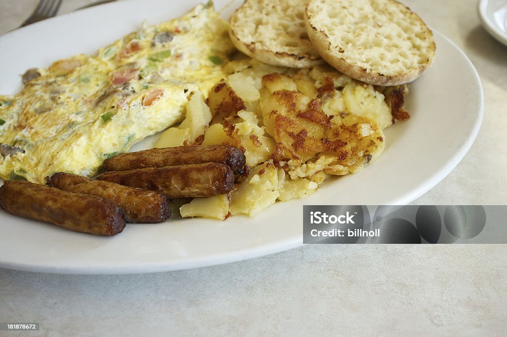 Desayuno placa de huevos, salchichas, papas y Bollos ingleses - Foto de stock de Alimento libre de derechos