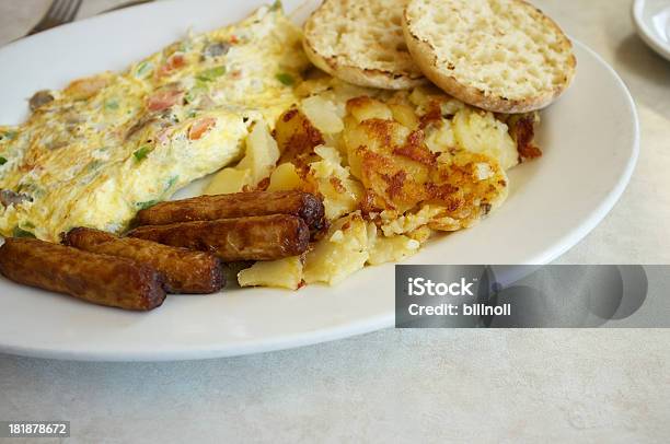 Desayuno Placa De Huevos Salchichas Papas Y Bollos Ingleses Foto de stock y más banco de imágenes de Alimento