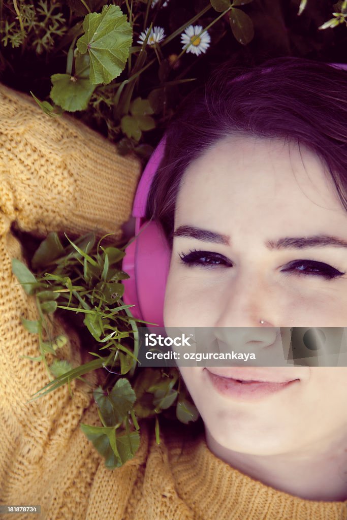 Joven mujer escuchando música - Foto de stock de 20-24 años libre de derechos