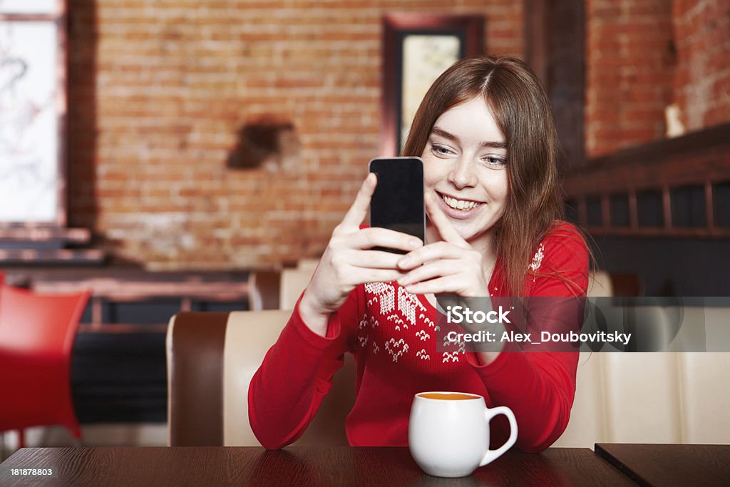 Chica en café.  Tiroteo en smartphone. - Foto de stock de 20 a 29 años libre de derechos