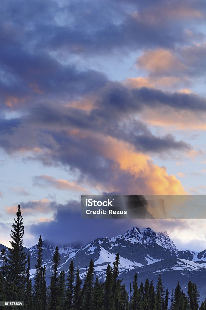 Paisaje de penumbra con snowcapped picos de montañas rocosas canadienses - Foto de stock de Aire libre libre de derechos