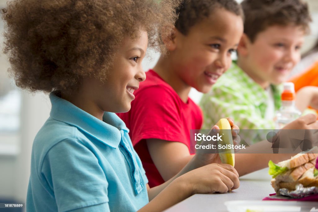 Giovani studenti a pranzo - Foto stock royalty-free di Bambino