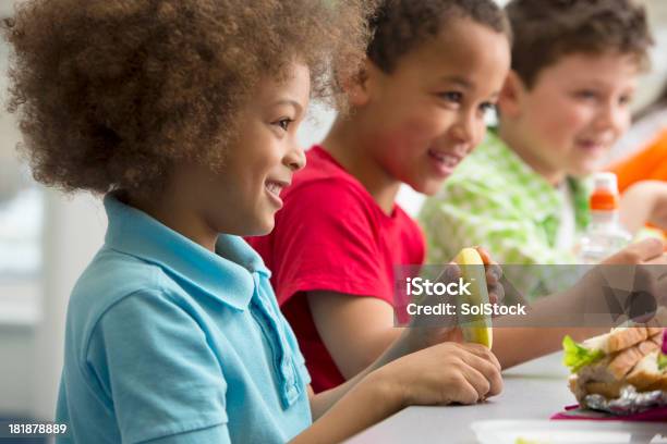 Foto de Jovens Estudantes No Almoço e mais fotos de stock de Criança - Criança, Educação, Escola