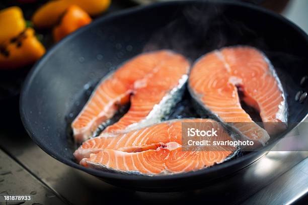 Foto de Salmão Na Frigideira e mais fotos de stock de Alimentação Saudável - Alimentação Saudável, Almoço, Comida