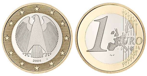nachweis-euro-münze mit clipping path auf weißem hintergrund - ein euro stock-fotos und bilder