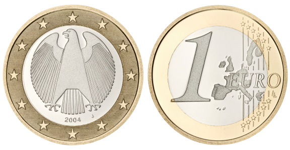 Moneda Euro de prueba con trazado de recorte sobre fondo blanco photo
