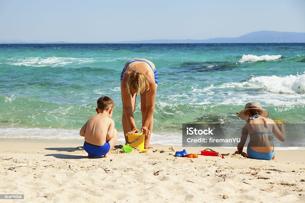 Familly brincando com areia na praia - Foto de stock de 2-3 Anos royalty-free