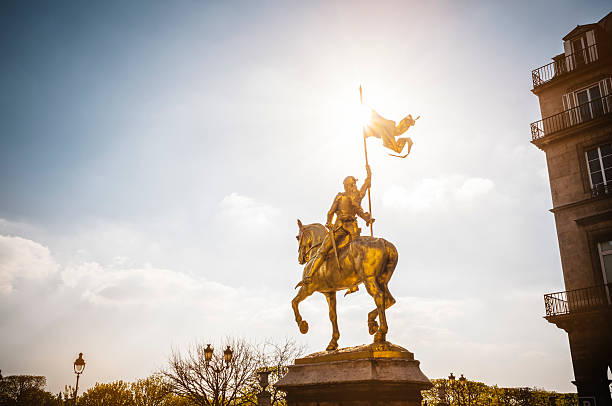 statue von jeanne d'arc in paris - place des pyramides stock-fotos und bilder