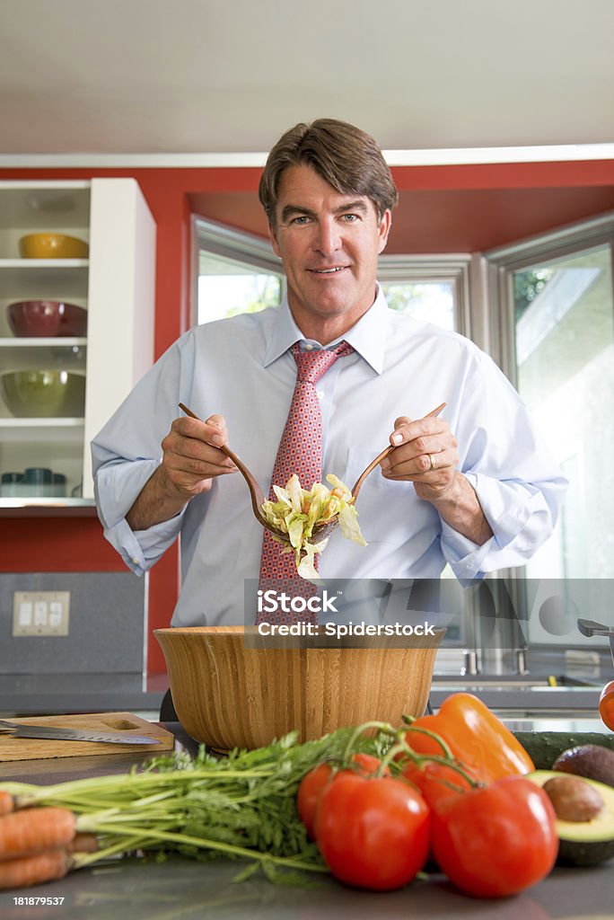 Lancio di insalata - Foto stock royalty-free di 45-49 anni