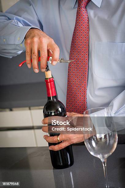 Decorking Eine Flasche Wein Stockfoto und mehr Bilder von 45-49 Jahre - 45-49 Jahre, Alkoholisches Getränk, Bürojob
