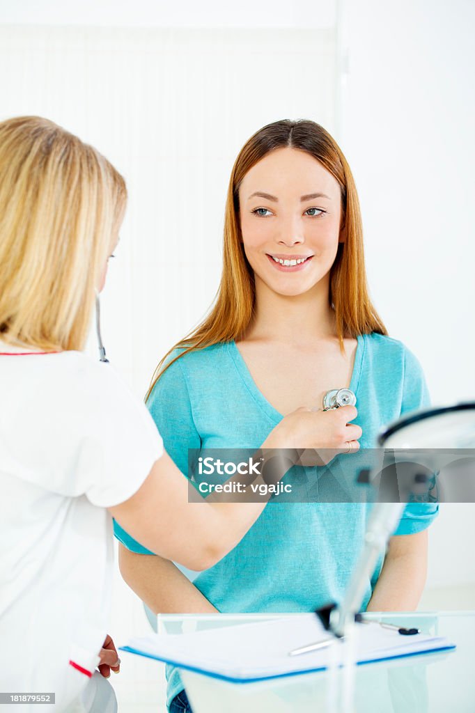 Adolescente ragazza in ufficio medici - Foto stock royalty-free di 16-17 anni