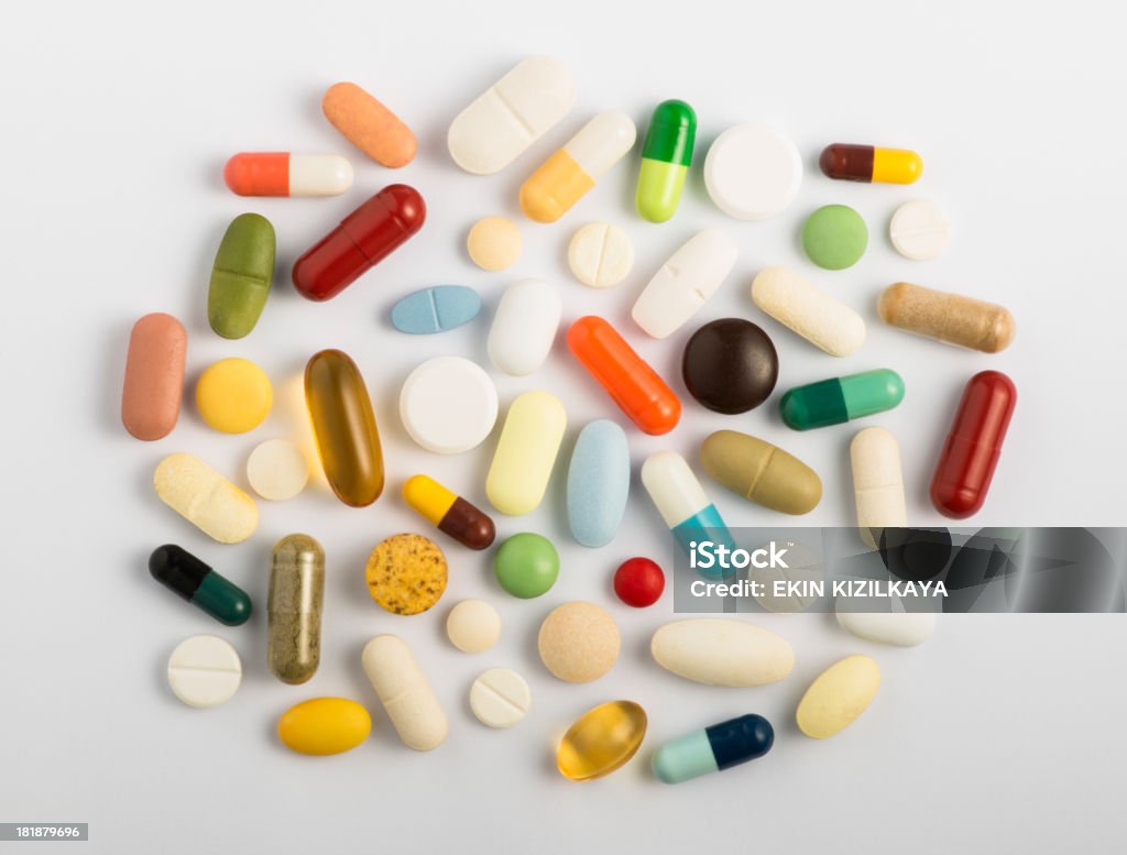 Pílulas no branco - Foto de stock de Comprimido royalty-free