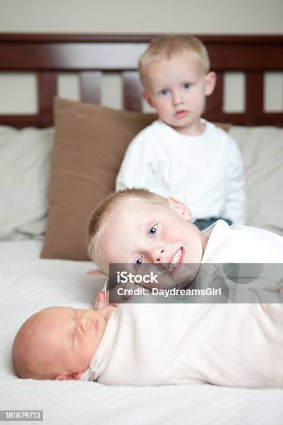 Poco Niño Con Bebé Sonriente Hermanas Y Hermano Foto de stock y más banco de imágenes de 2-3 años - 2-3 años, 4-5 años, Acostado