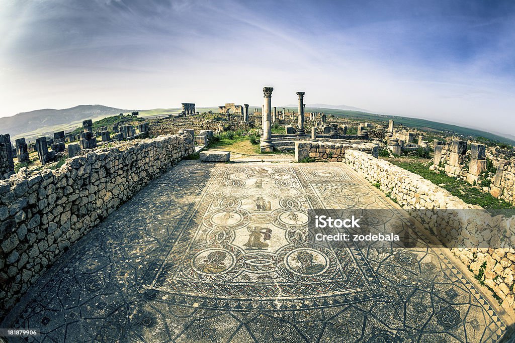 Древние мозаики из руин на вилле, Volubilis, Марокко - Стоковые фото Арка - архитектурный элемент роялти-фри