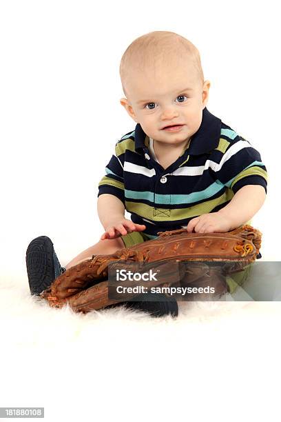 Будучи Мальчик — стоковые фотографии и другие картинки Младенец - Младенец, Перчатка для бейсбола, 12-23 месяца