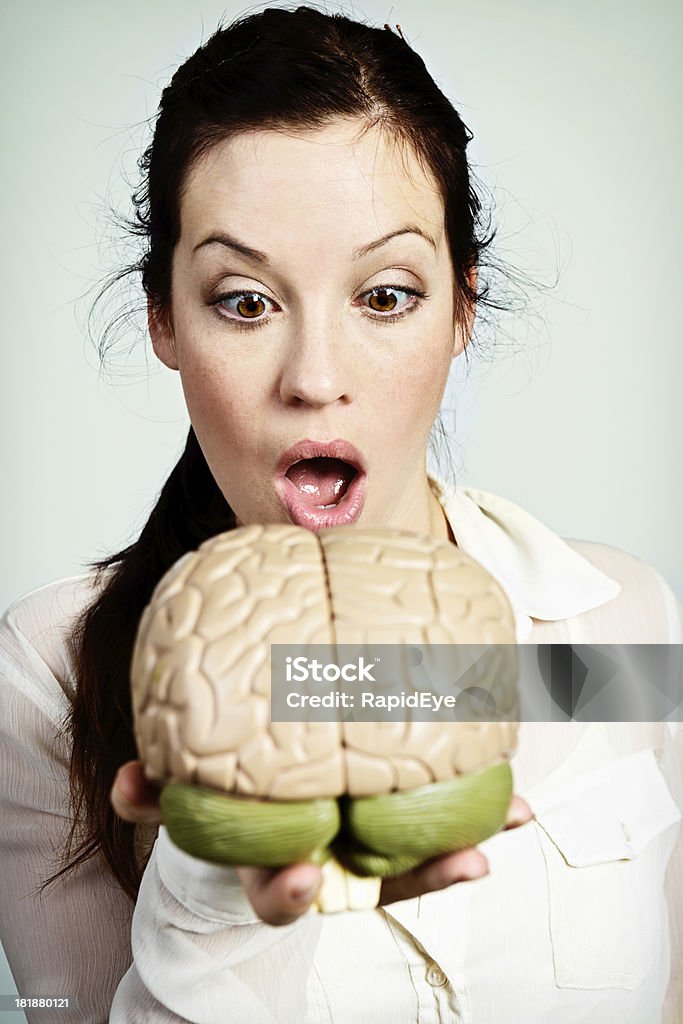 Puedo leer su mente. Mujer gasps en el modelo del cerebro - Foto de stock de 20 a 29 años libre de derechos