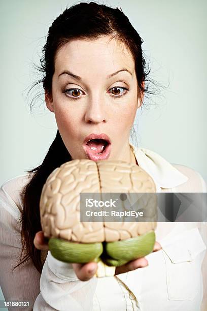 Puedo Leer Su Mente Mujer Gasps En El Modelo Del Cerebro Foto de stock y más banco de imágenes de 20 a 29 años