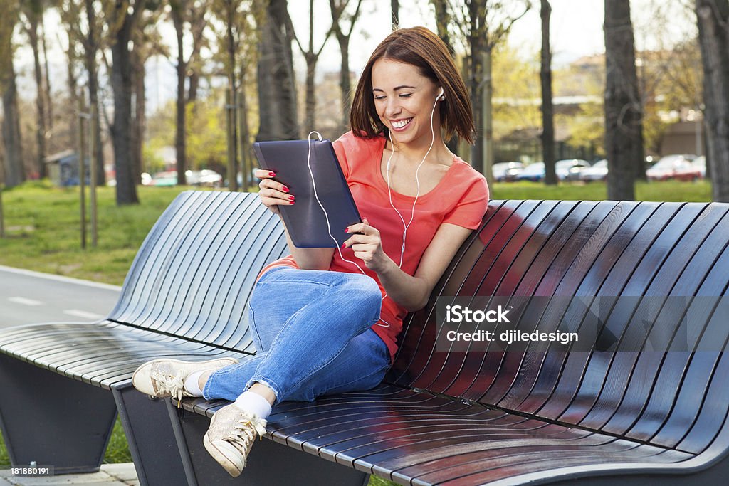 若い��女性がタブレット PC でおしゃべり - 1人のロイヤリティフリーストックフォト