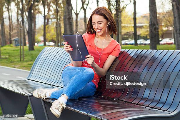 若い女性がタブレット Pc でおしゃべり - 1人のストックフォトや画像を多数ご用意 - 1人, 20代, イヤホン