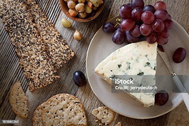 Azul Y Quesos Con Galletas Foto de stock y más banco de imágenes de Alimento - Alimento, Cuchillo - Cubertería, Fotografía - Imágenes