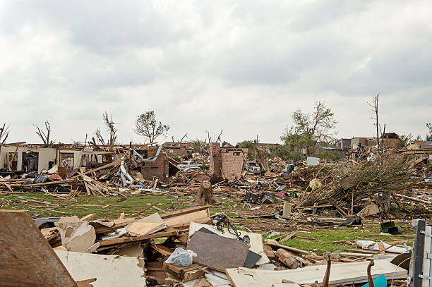 повреждение с торнадо - tornado ruined oklahoma environmental damage стоковые фото и изображения