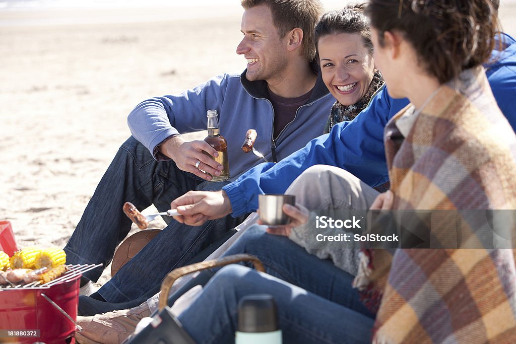 Asado en la playa - Foto de stock de Adulto libre de derechos