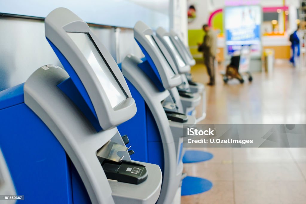 Samoobsługowa odprawa maszyny w Airport - Zbiór zdjęć royalty-free (Automat biletowy)