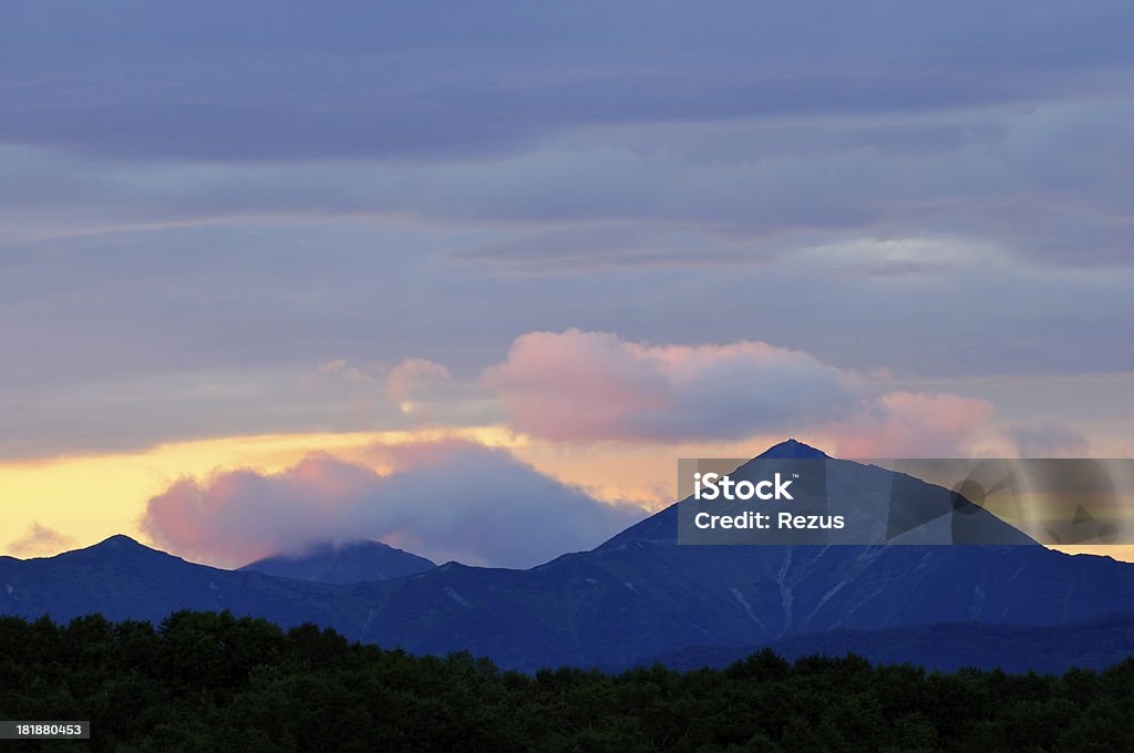 Moody paesaggio con cielo blu e montagna ridge at Kamchatka - Foto stock royalty-free di Alba - Crepuscolo