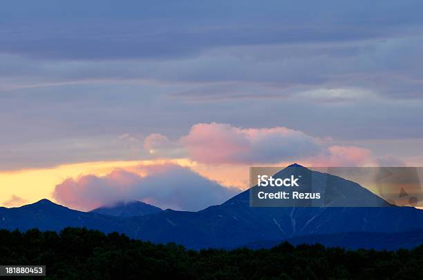 Moody Paesaggio Con Cielo Blu E Montagna Ridge At Kamchatka - Fotografie stock e altre immagini di Alba - Crepuscolo