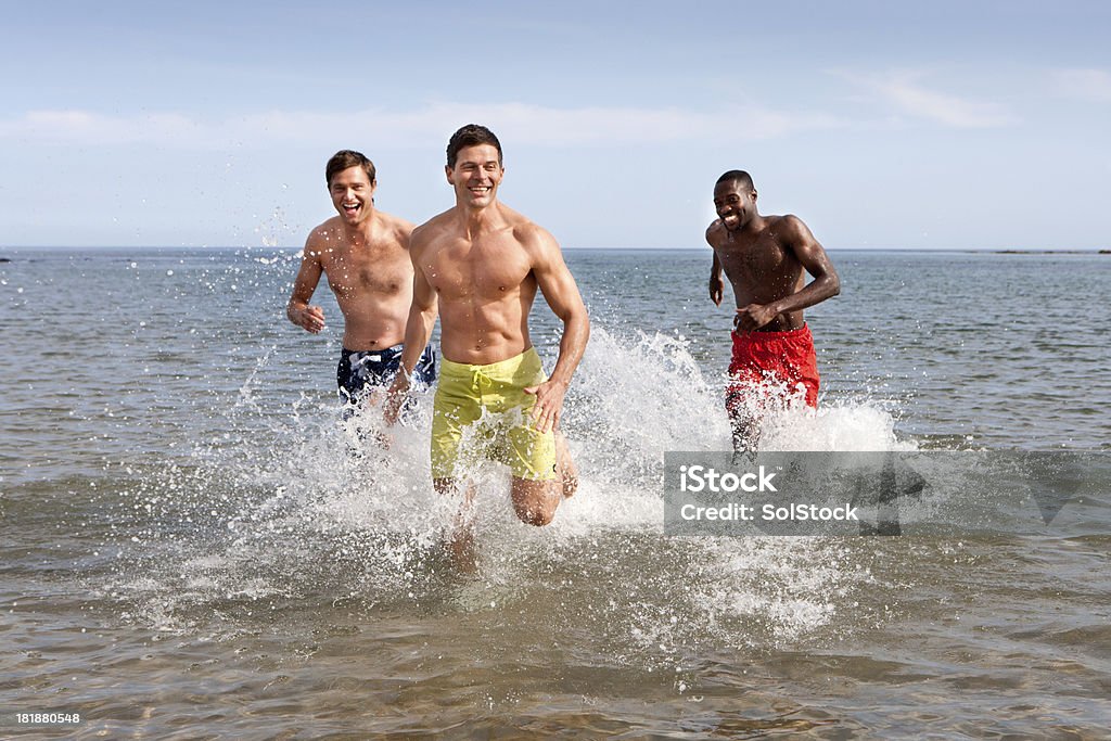 Homens correndo no mar - Foto de stock de Adulto royalty-free