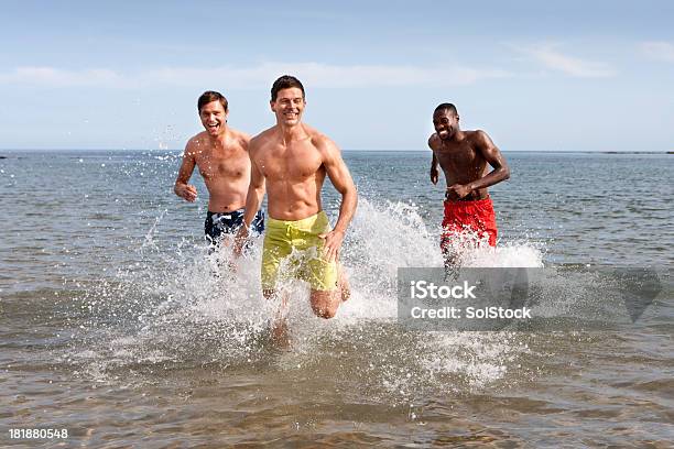 Foto de Homens Correndo No Mar e mais fotos de stock de Adulto - Adulto, Amizade, Azul