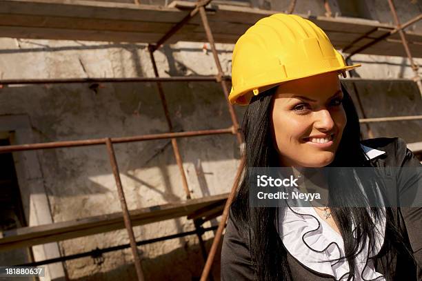 Feminino Arquiteto No Local De Construção - Fotografias de stock e mais imagens de Adulto - Adulto, Amarelo, Ampliação da Casa