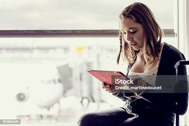 Reisen Mädchen Warten In Flughafen Mit Digitalen Tablet Copyspace Stockfoto und mehr Bilder von Flughafen