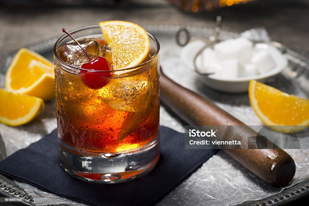 Old Fashioned Cocktail in un Bar Vintage - Foto stock royalty-free di Cocktail