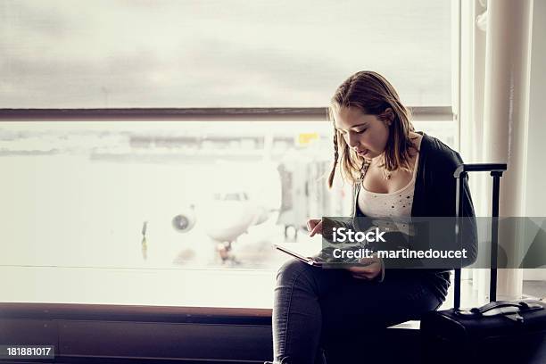 Reisen Mädchen Warten In Flughafen Mit Digitalen Tablet Copyspace Stockfoto und mehr Bilder von Flughafen