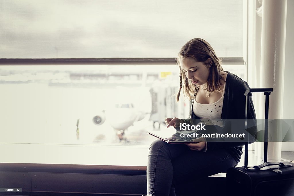떠나볼까 여자아이 대기 공항 디지털 태블릿, copyspace. - 로열티 프리 공항 스톡 사진