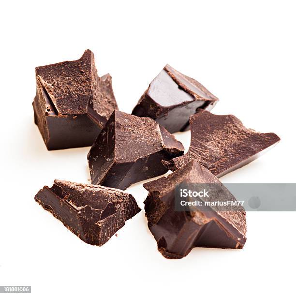 Crunched Chocolate Amargo - Fotografias de stock e mais imagens de Alimentação Não-saudável - Alimentação Não-saudável, Bloco, Castanho