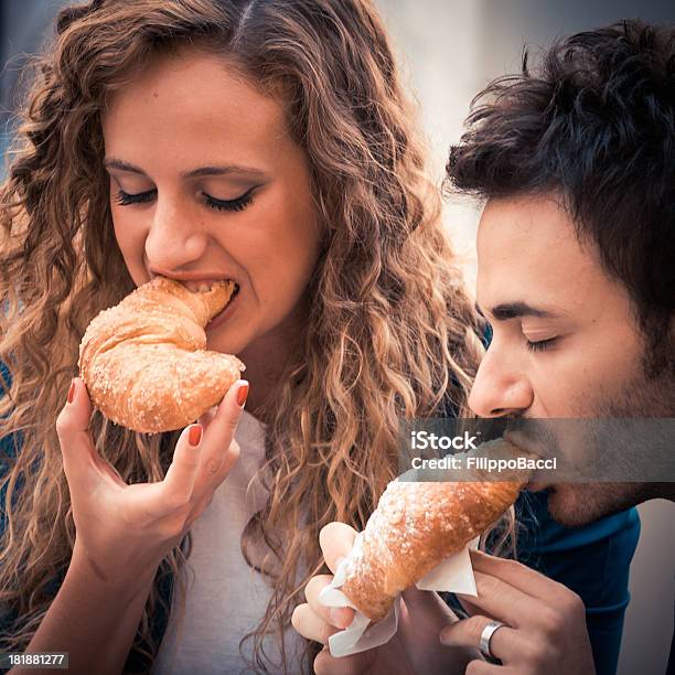 Foto de O Que Um Croissant e mais fotos de stock de 20-24 Anos - 20-24 Anos, Adulto, Cabelo Louro