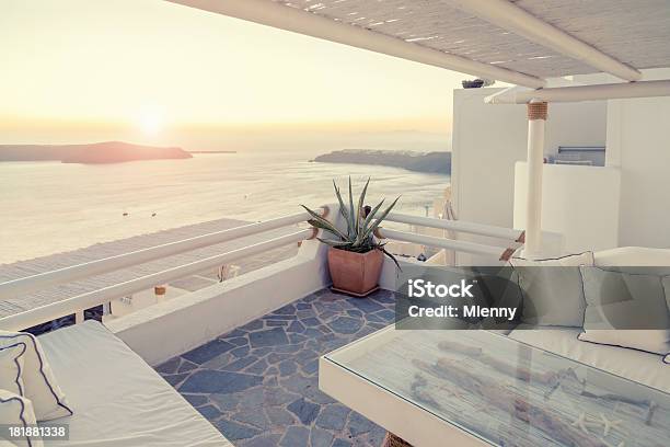 Grécia Pôr Do Sol Lounge Santorini Vista - Fotografias de stock e mais imagens de Anoitecer - Anoitecer, Ao Ar Livre, Arquitetura