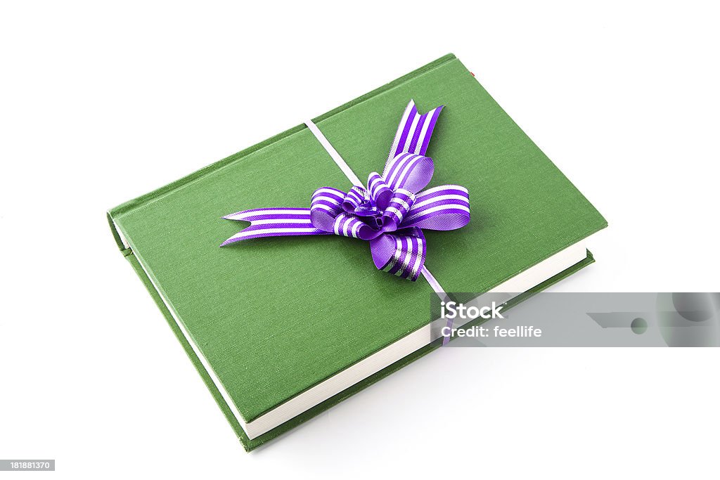 Libro regalo con nastro viola isolato su sfondo bianco - Foto stock royalty-free di Anniversario